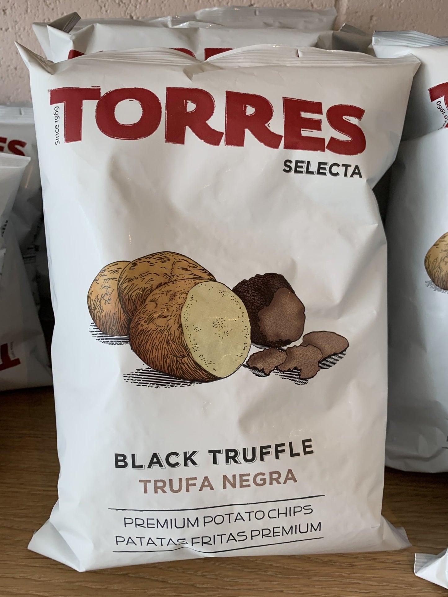 Torres Black Truffle Premium Potato Chips, Spain (125g Large Bag) - DECANTsf